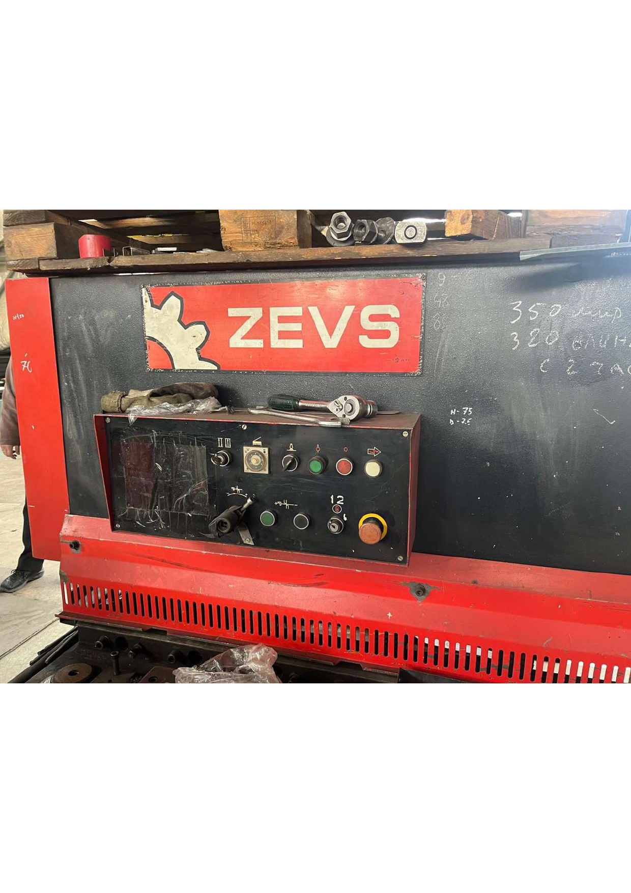 Ножницы гильотинные гидравлические ZEVS QC12Y-6×2500