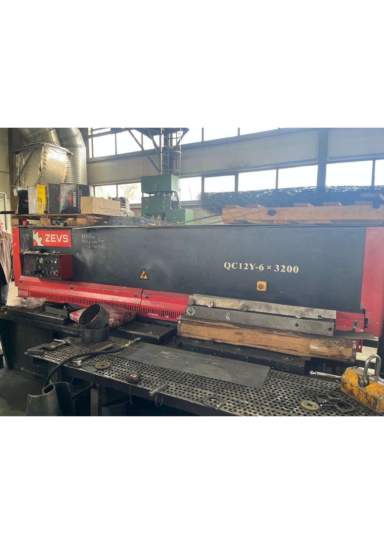 Ножницы гильотинные гидравлические ZEVS QC12Y-6×2500