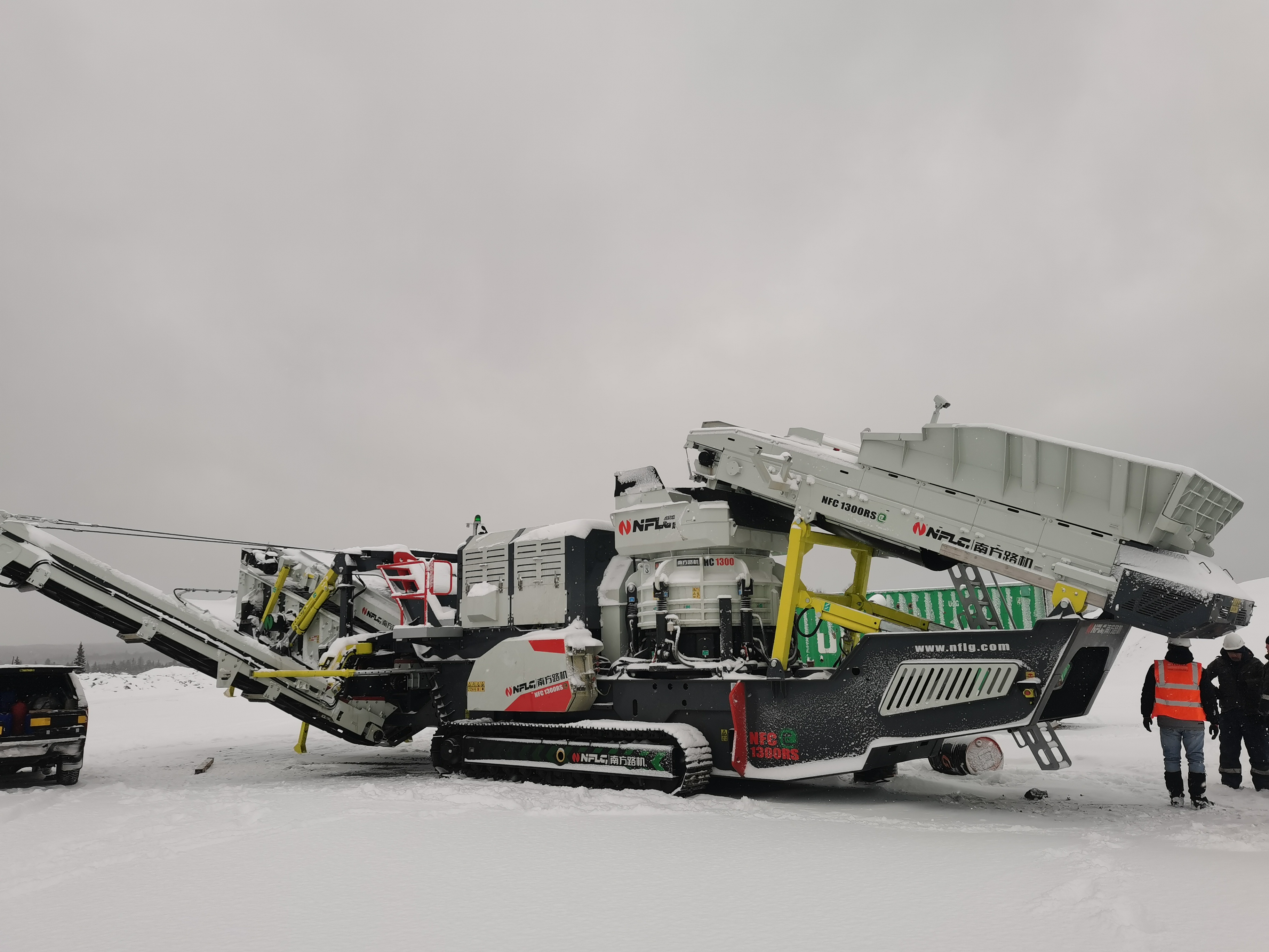 Мобильная конусная дробилка NFС1150RSE с навесным грохотом.
